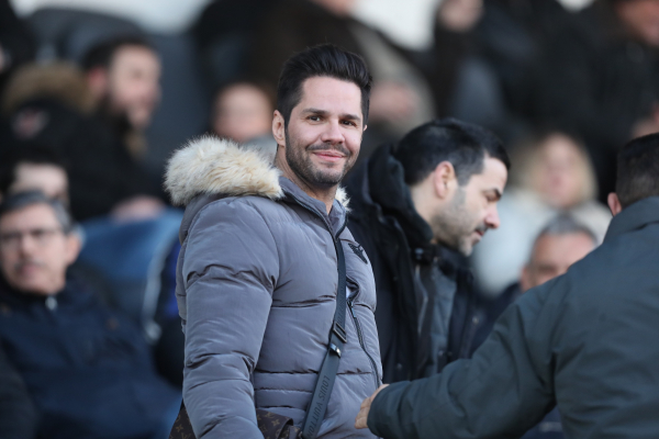 Γιώργος Τσαλίκης: Καταδικάζει ο δήμαρχος Τρικκαίων για το «Απαγορευμένο» - «Με συνεχάρη» λέει ο τραγουδιστής