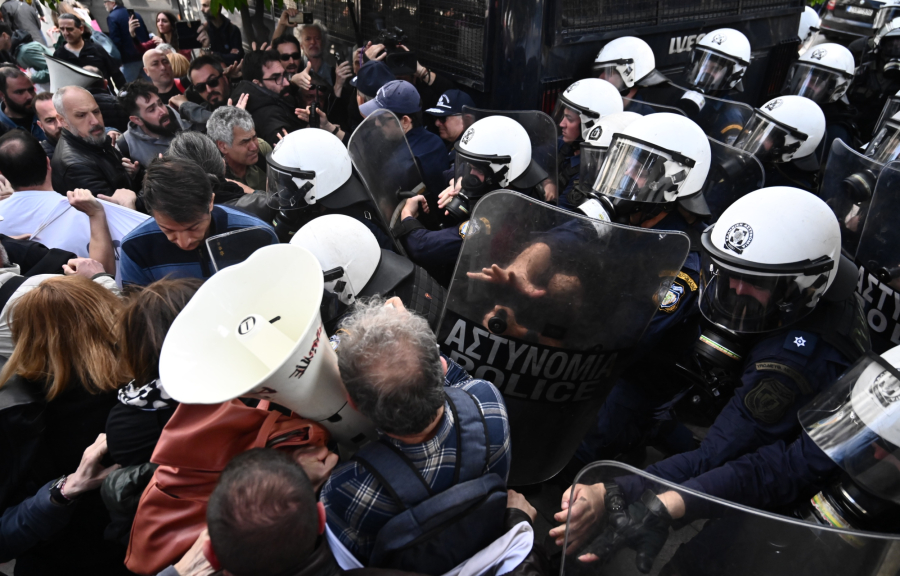 Επεισόδια στο πανεκπαιδευτικό συλλαλητήριο στην Αθήνα: «Διδάσκουμε και όταν αγωνιζόμαστε» (εικόνες)