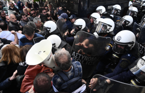 Επεισόδια στο πανεκπαιδευτικό συλλαλητήριο στην Αθήνα: «Διδάσκουμε και όταν αγωνιζόμαστε» (εικόνες)