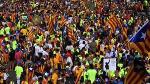 Χιλιάδες διαδηλωτές στους δρόμους της Καταλονίας κατά της βίας