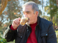 Είμαι 65 και για δεκαετίες πίστευα πως η σύνταξη θα ήταν μια ήρεμη προσγείωση. Αντί γι’ αυτό, βρέθηκα μπροστά σε μια ελευθερία, που άλλοτε με γεμίζει ενθουσιασμό και άλλοτε με φέρνει σε αμηχανία