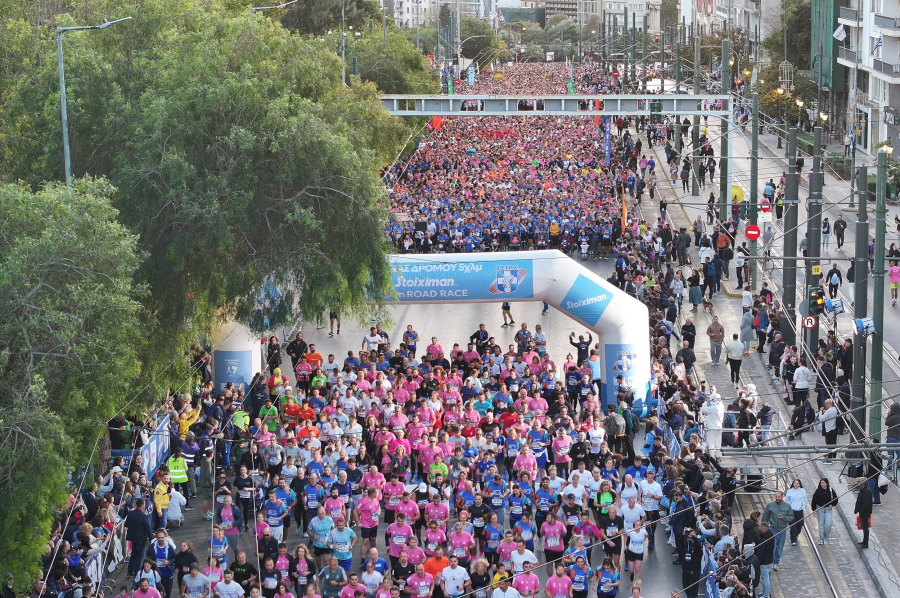 41ος Αυθεντικός Μαραθώνιος Αθήνας: Πλημμύρισε από χιλιάδες δρομείς το κέντρο