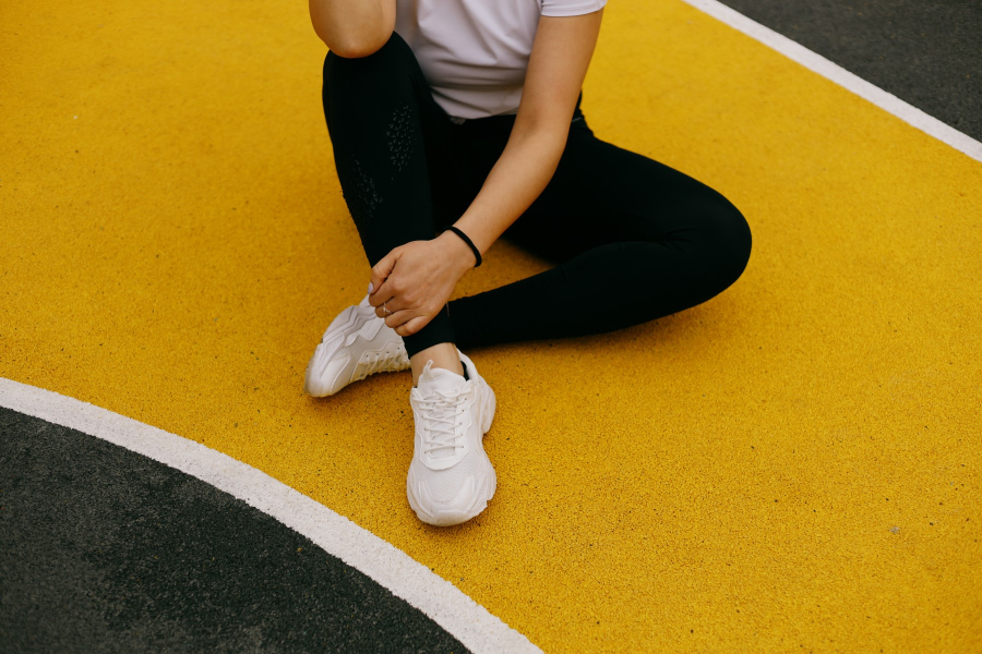 Λευκά sneakers - Πως να τα φορέσετε μοδάτα σε διαφορετικές εμφανίσεις