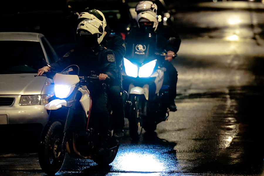 Κερατέα: 18χρονος χωρίς δίπλωμα εμβόλισε μηχανή της ΔΙ.ΑΣ. – Δύο τραυματίες αστυνομικοί