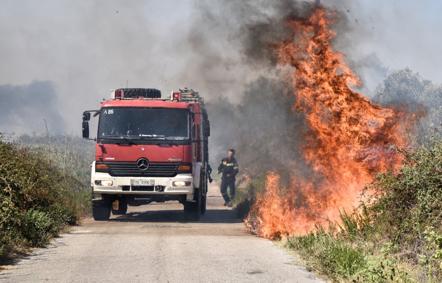 Μεγάλη φωτιά τώρα στην Πρέβεζα - Κάηκαν σπίτια