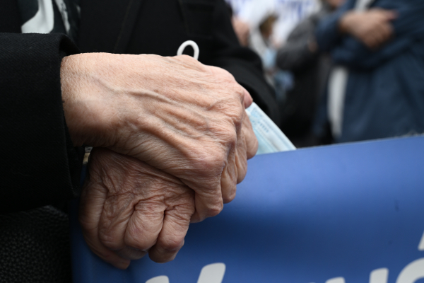 Τι θα γίνει με τη 13η σύνταξη - Νέα σενάρια έρχονται στο τραπέζι