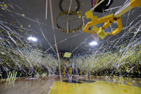 Eurocup: Εκρηκτική ατμόσφαιρα στο Άρης-Μπούργος - Εκατοντάδες χαρτάκια στο παρκέ (Εικόνες και Βίντεο)