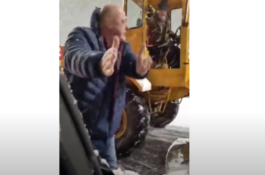 Ο Μπέος γίνεται έξαλλος κυνηγώντας τα εκχιονιστικά στο Βόλο, «ρε θα με τρελάνεις, λίγο μυαλό θέλει» (βίντεο)