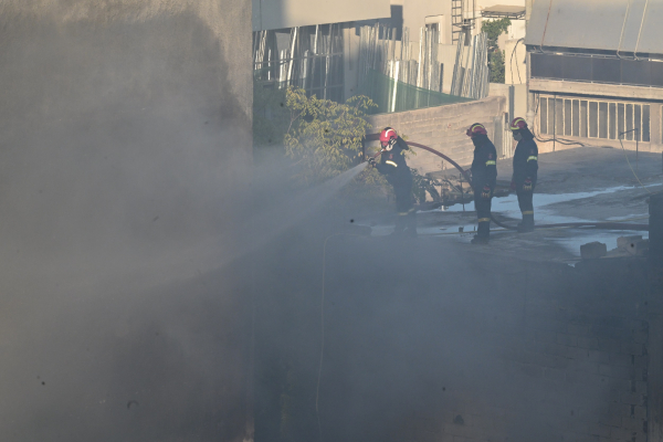 Σε εξέλιξη η φωτιά στον Ρέντη: Καρέ- καρέ η επιχείρηση της Πυροσβεστικής (Εικόνες και βίντεο)
