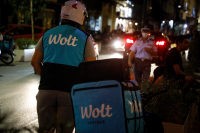 Καταγγελία της ΓΣΕΕ στο Dnews: Η Wolt έστελνε μηνύματα στους διανομείς της για να δουλέψουν με bonus μέσα στα χιόνια (εικόνες)