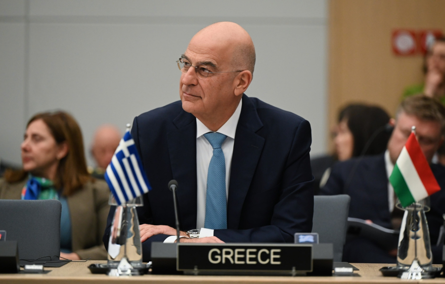 Δεν μετακινείται ο Δένδιας