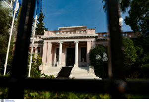 Απίστευτο κι όμως... ελληνικό: «Ξεφύτρωσε» αυθαίρετο δίπλα από το Μέγαρο Μαξίμου (βίντεο)