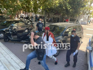 Ο πατέρας αρνητής τσολιάς «σπάει» τη σιωπή του: Γιατί να κοροϊδεύουν το παιδί μου (βίντεο)