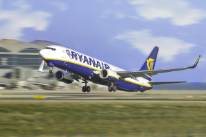 Ryanair: Κλείνει τη βάση της στην Αθήνα για το χειμώνα