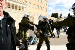Εννέα τραυματίες από τη συγκέντρωση στο Σύνταγμα για τα Τέμπη