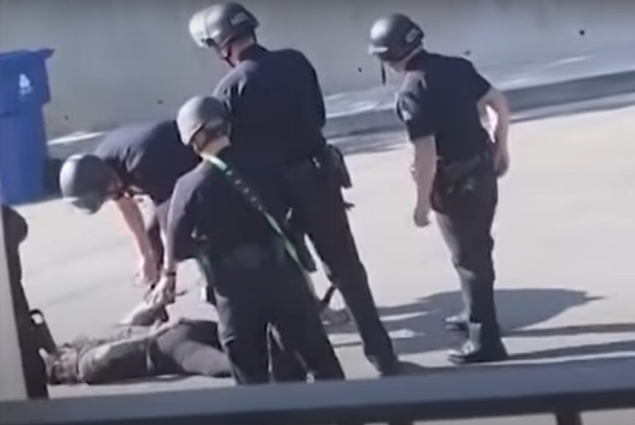 Αστυνομικοί πυροβόλησαν συγγραφέα που τους σημάδεψε με όπλο, συνελήφθη για απόπειρα ανθρωποκτονίας