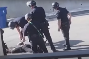 Αστυνομικοί πυροβόλησαν συγγραφέα που τους σημάδεψε με όπλο, συνελήφθη για απόπειρα ανθρωποκτονίας