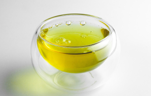 Μπορούμε όντως να βάζουμε ελαιόλαδο στο δέρμα; Τι λένε οι δερματολόγοι