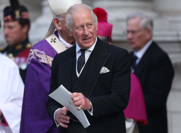 Ο βασιλιάς Κάρολος θα κάνει τα αποκαλυπτήρια του πρώτου μνημείου για το ΛΟΑΤΚΙ στρατιωτικό προσωπικό