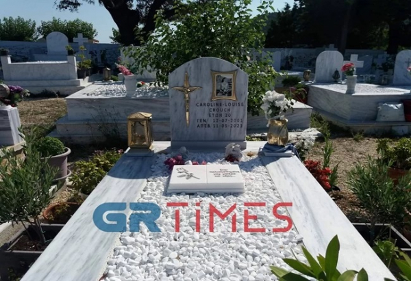 Θα είχε γενέθλια σήμερα η Καρολάιν, θα γινόταν 21 χρονών - Κεριά και λουλούδια στο νεκροταφείο (εικόνα)