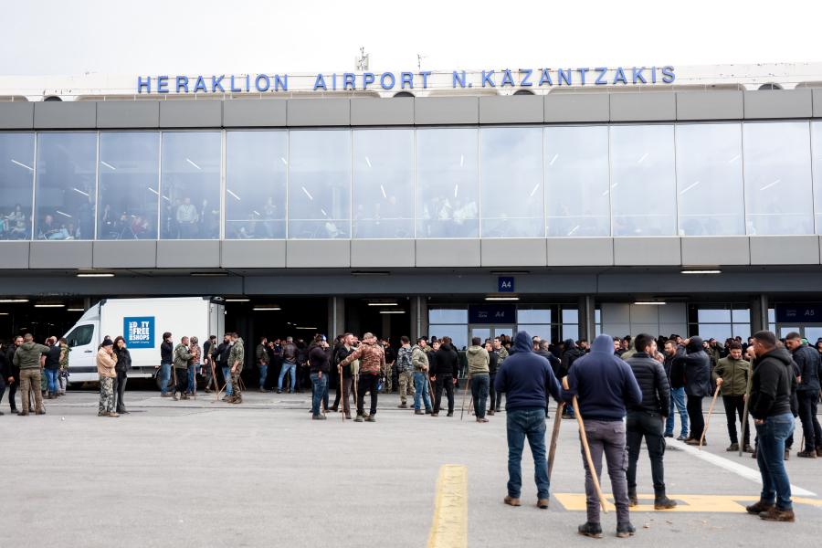 Αποκλεισμένο το Αεροδρόμιο Ηρακλείου, μπλόκο και στο Χανίων - Αμετακίνητοι οι αγρότες