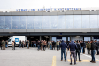 Αποκλεισμένο το Αεροδρόμιο Ηρακλείου, μπλόκο και στο Χανίων - Αμετακίνητοι οι αγρότες