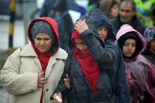 Συνεχίζουν την πορεία τους προς τα σύνορα 100 πρόσφυγες