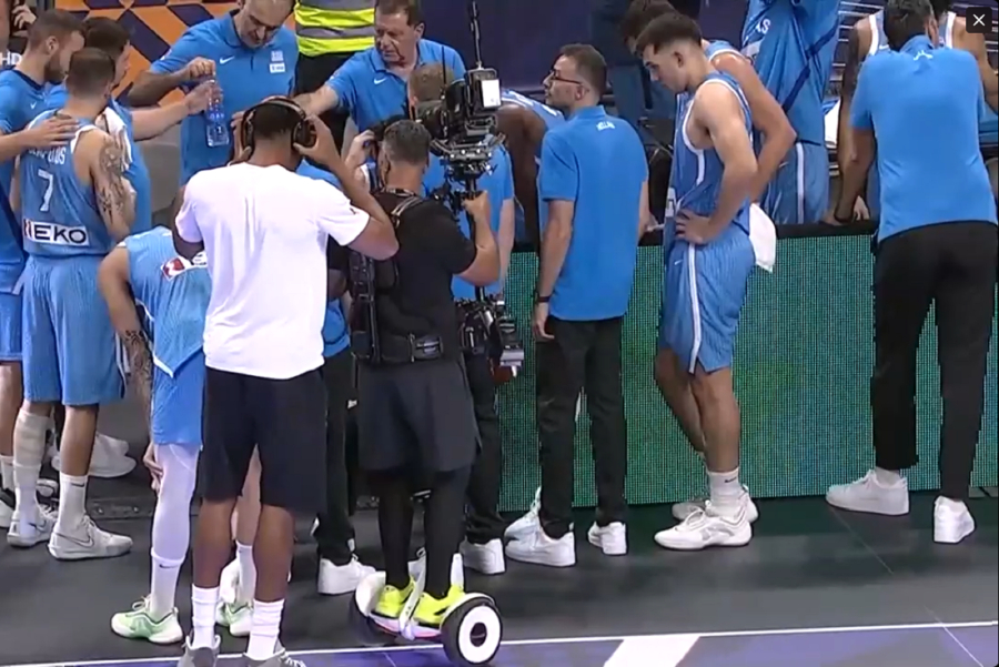 Γιάννης Αντετοκούνμπο: Πήρε τα ακουστικά εικονολήπτη, την ώρα του τάιμ άουτ (Βίντεο)