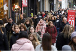 Aνοιχτές σήμερα οι τράπεζες, κλειστά τα εμπορικά καταστήματα