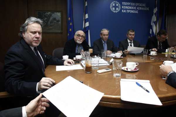 Τι αποφάσισαν Κατρούγκαλος και επιστημονικοί φορείς για τις νέες εισφορές