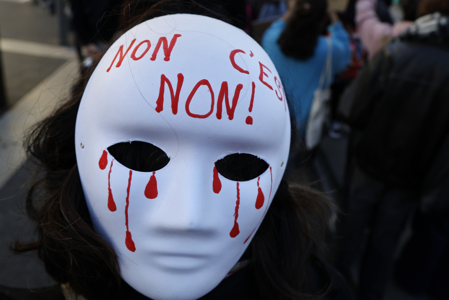 «Όχι σημαίνει όχι»: Χιλιάδες άνθρωποι στη Γαλλία διαδήλωσαν κατά της βίας σε βάρος των γυναικών (Βίντεο)