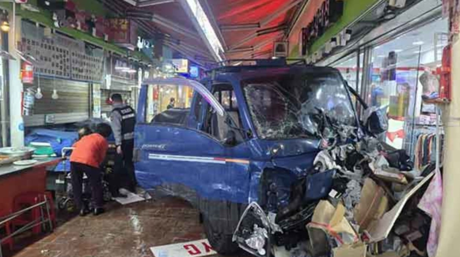 Φορτηγό έπεσε πάνω σε πεζούς σε αγορά στη Νότια Κορέα - 2 νεκροί, 20 τραυματίες - Έκανε όπισθεν και επιτάχυνε