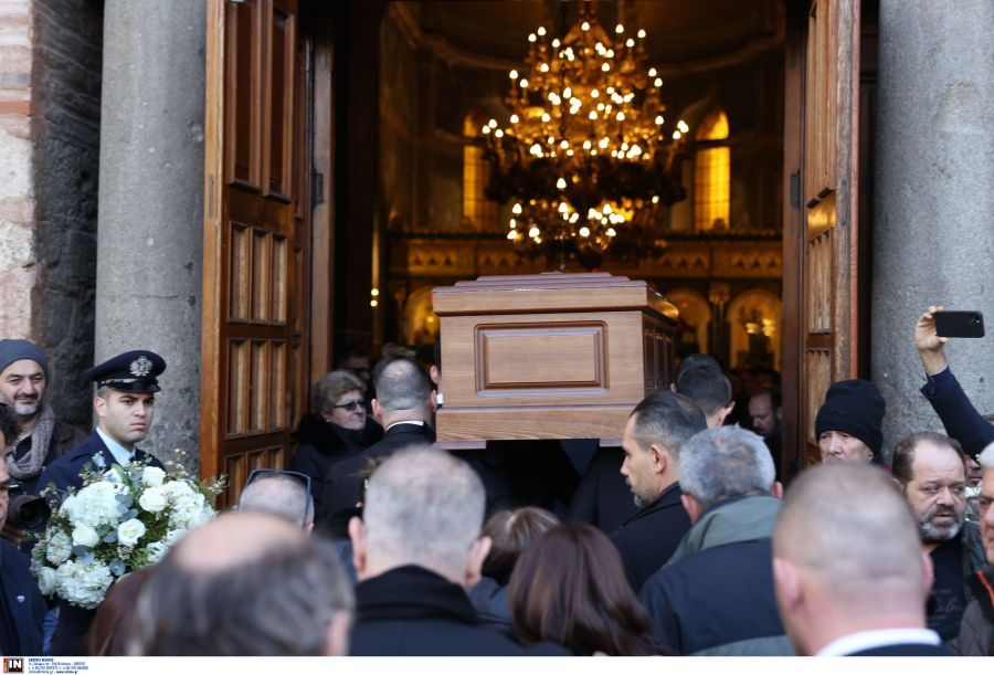 Πόνος, τραγούδια και δάκρυα στο «ύστατο χαίρε» στο Βασίλη Καρρά - Λαοθάλασσα στο λαϊκό προσκύνημα - «Σήκω να μας τραγουδήσεις»