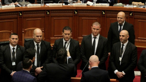 Με... έμπρακτες μαζικές παραιτήσεις «διαμαρτύρεται» η αντιπολίτευση στην Αλβανία