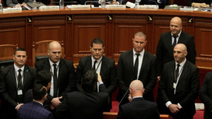 Με... έμπρακτες μαζικές παραιτήσεις «διαμαρτύρεται» η αντιπολίτευση στην Αλβανία