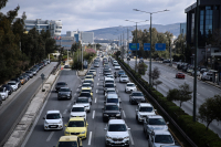 Κυκλοφοριακό κομφούζιο στην Κηφισίας: Έπεσε τσιμέντο στον δρόμο προς Χαλάνδρι