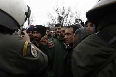 Η Αστυνομία απέκλεισε τη γέφυρα του Αξιού που οδηγεί στην Ειδομένη