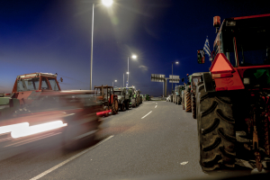 Αγρότες: Ανοιχτή η εθνική Αθηνών-Λαμίας – Παραμένουν στα μπλόκα ενόψει της συνάντησης με τον πρωθυπουργό