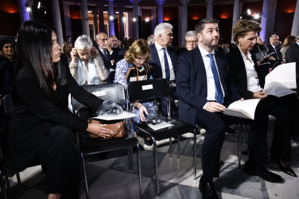 Γεννούν και τα ..κοκόρια του Ανδρουλάκη