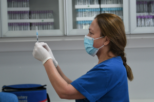 Ιταλία: Προς υποχρεωτικό εμβολιασμό όλων των εργαζομένων σε δημόσιο και ιδιωτικό τομέα