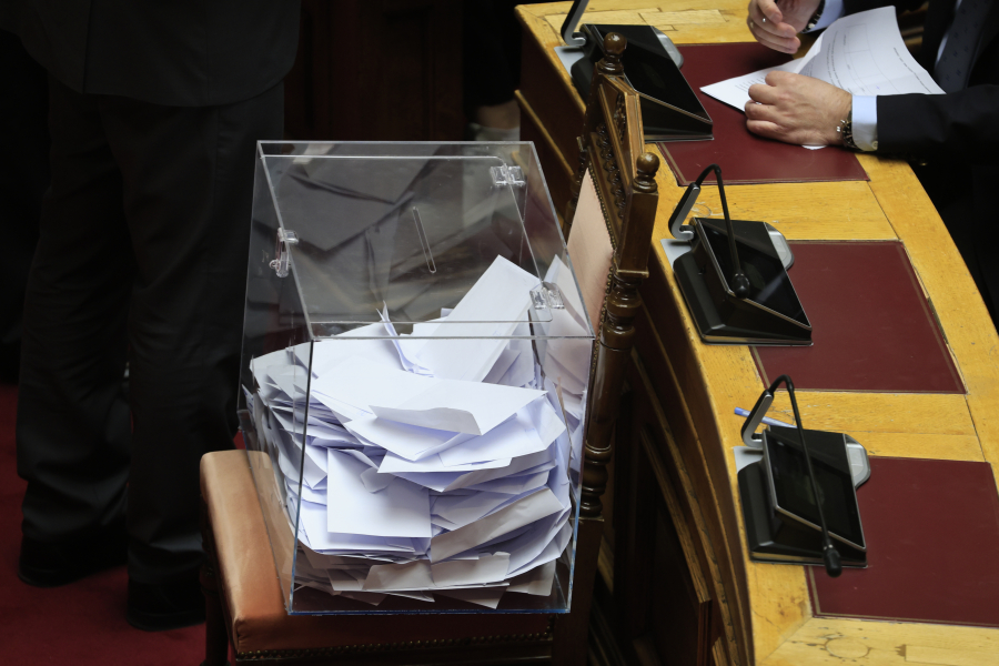 Greek Parliament Approves Inquiry into Deputy Minister Over Tempi Tragedy Site Alteration