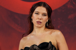 Stranger Things: Φωτογράφος είπε στη Μίλι Μπόμπι Μπράουν να χαμογελάσει - Δεν πήγε καλά αυτό (Βίντεο)