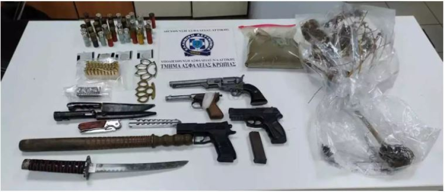Λαβράκι έβγαλε η Αστυνομία με τη σύλληψη 62χρονου - Είχε στο Κορωπί αποθήκη με κλεμμένα οχήματα και όπλα