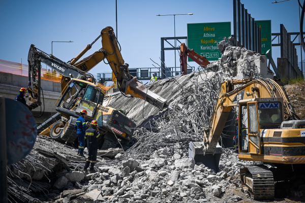 Κατάρρευση γέφυρας στην Πάτρα: «Γιατί δούλευαν την Κυριακή εν μέσω καύσωνα;»