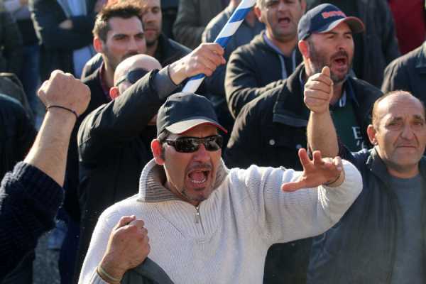 Καταγγελίες ΟΙΥΕ για κουπόνια και προπληρωμένες κάρτες αντί μισθών