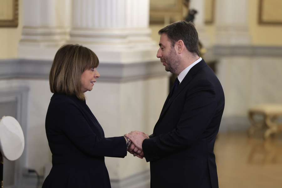 Γιατί τυχόν πρόταση για Σακελλαροπούλου «διευκολύνει» το ΠΑΣΟΚ