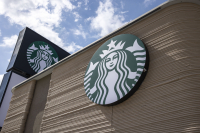 Σε απεργία χιλιάδες baristas των Starbucks, διαμαρτύρονται για το νέο dress code