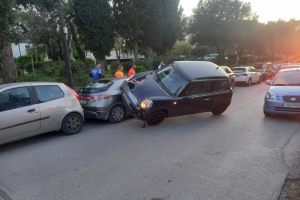 Αυτοκίνητο βρέθηκε με τη μία ρόδα πάνω σε IX διαιτητή