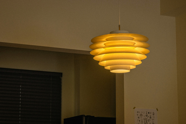 Αυτή η νυχτερινή συνήθεια μπορεί να κάνει το σπίτι σας λιγότερο ασφαλές