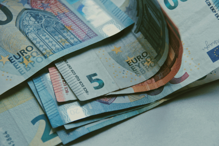 Οι δημόσιοι υπάλληλοι που υπηρετούν στο εξωτερικό δικαιούνται και το επίδομα αλλοδαπής και στην οικογενειακή παροχή